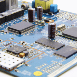 Ova slika prikazuje tiskanu ploču (PCB) s elektroničkim komponentama, predstavljajući vrstu osjetljivog hardvera koji se može sigurno očistiti pomoću ASONIC ultrazvučnih čistača. Ultrazvučna tehnologija uklanja prašinu, flukse i ostatke s površina PCB-a bez oštećivanja osjetljivih elektroničkih dijelova.