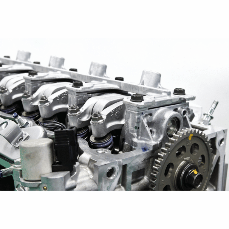 Ova slika prikazuje automobilski motor, što predstavlja kako se ASONIC ultrazvučna tehnologija čišćenja široko koristi u automobilskoj i motociklističkoj industriji. Ultrazvučni čistači uklanjaju ulje, mast i naslage ugljika s mehaničkih komponenti, poboljšavajući performanse, preciznost i dugovječnost dijelova motora.